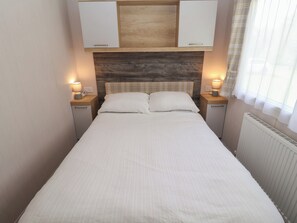 2 Schlafzimmer, individuell dekoriert, individuell eingerichtet