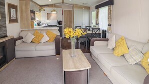 Ein modernes Wohnzimmer mit einer Couch, einem Couchtisch und einem Essbereich.