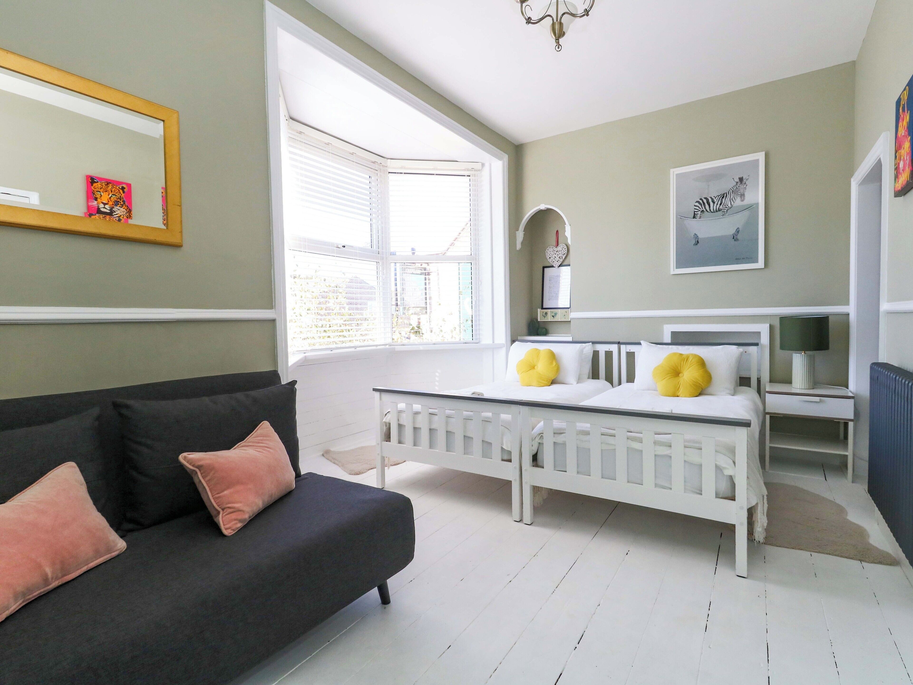 2 عدّة غرف نوم وبديكورات فريدة لكل غرفة وطراز فريد لكل وحدة