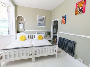 2 bedrooms, individually decorated, individually furnished, free WiFi - The Old Post Office (Weymouth)