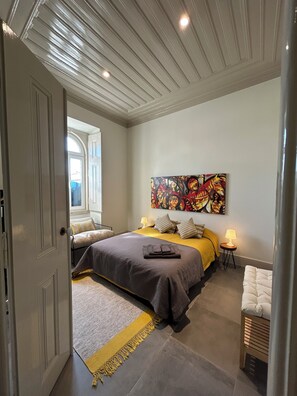 4 habitaciones, tabla de planchar con plancha, internet y ropa de cama 