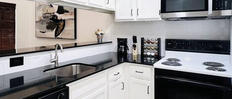 Microondas, horno, parrilla de estufa y lavavajillas