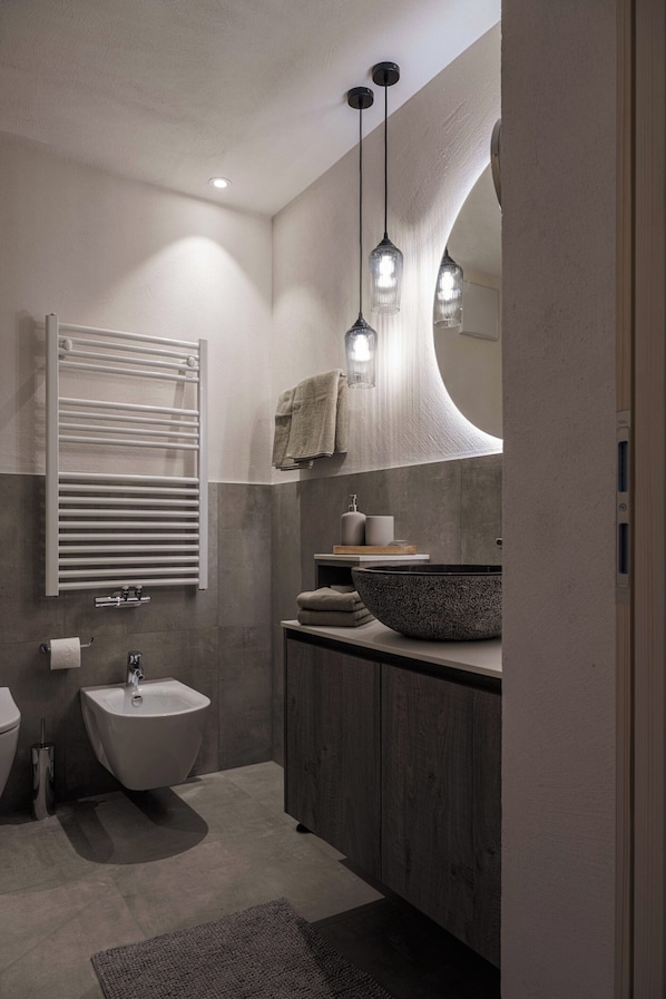 Dusche, Haartrockner, Bidet, Handtücher