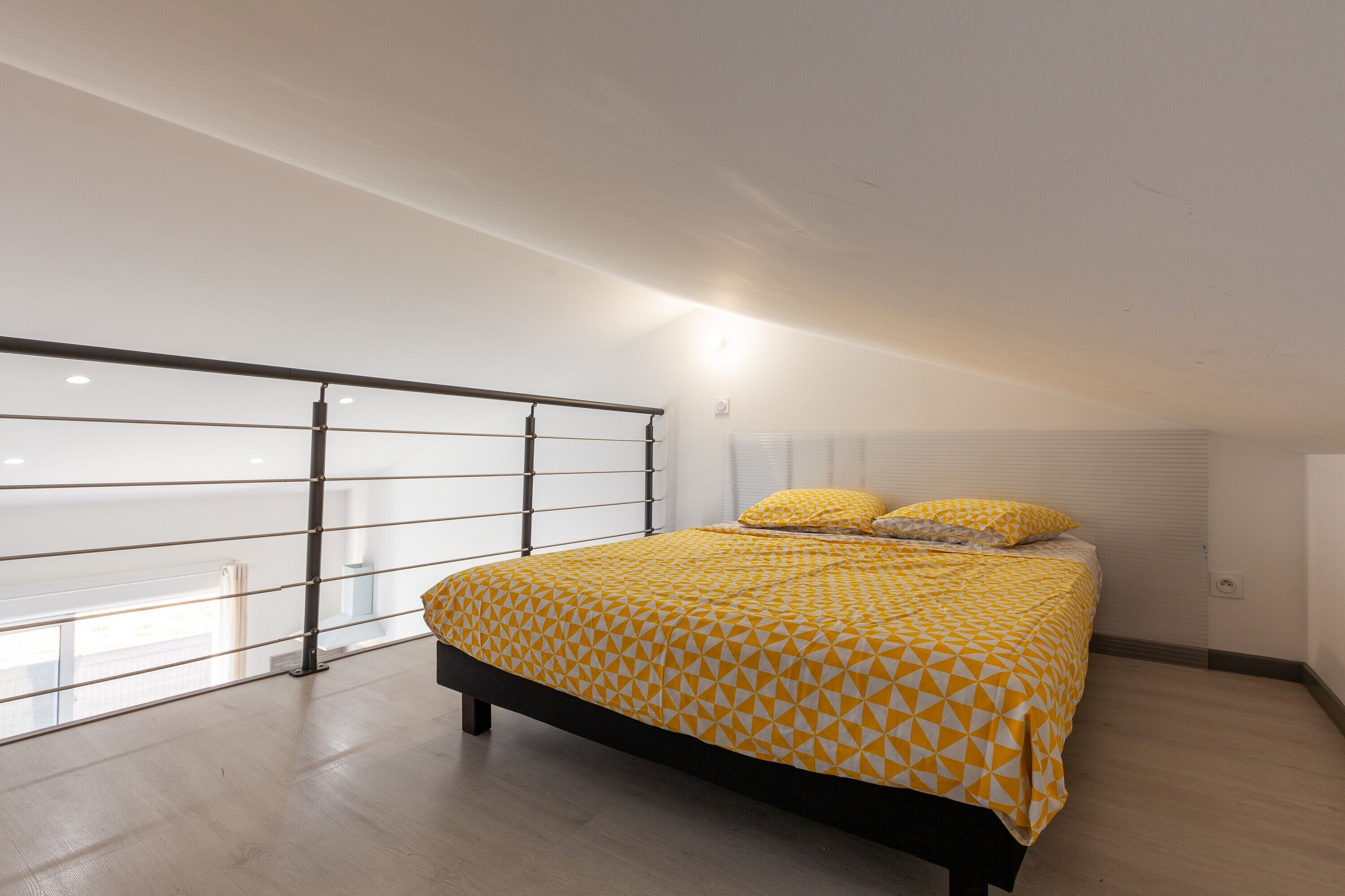 Una camera da letto con un letto, un balcone e vista sull'esterno.