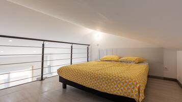Una camera da letto con un letto, un balcone e vista sull'esterno.