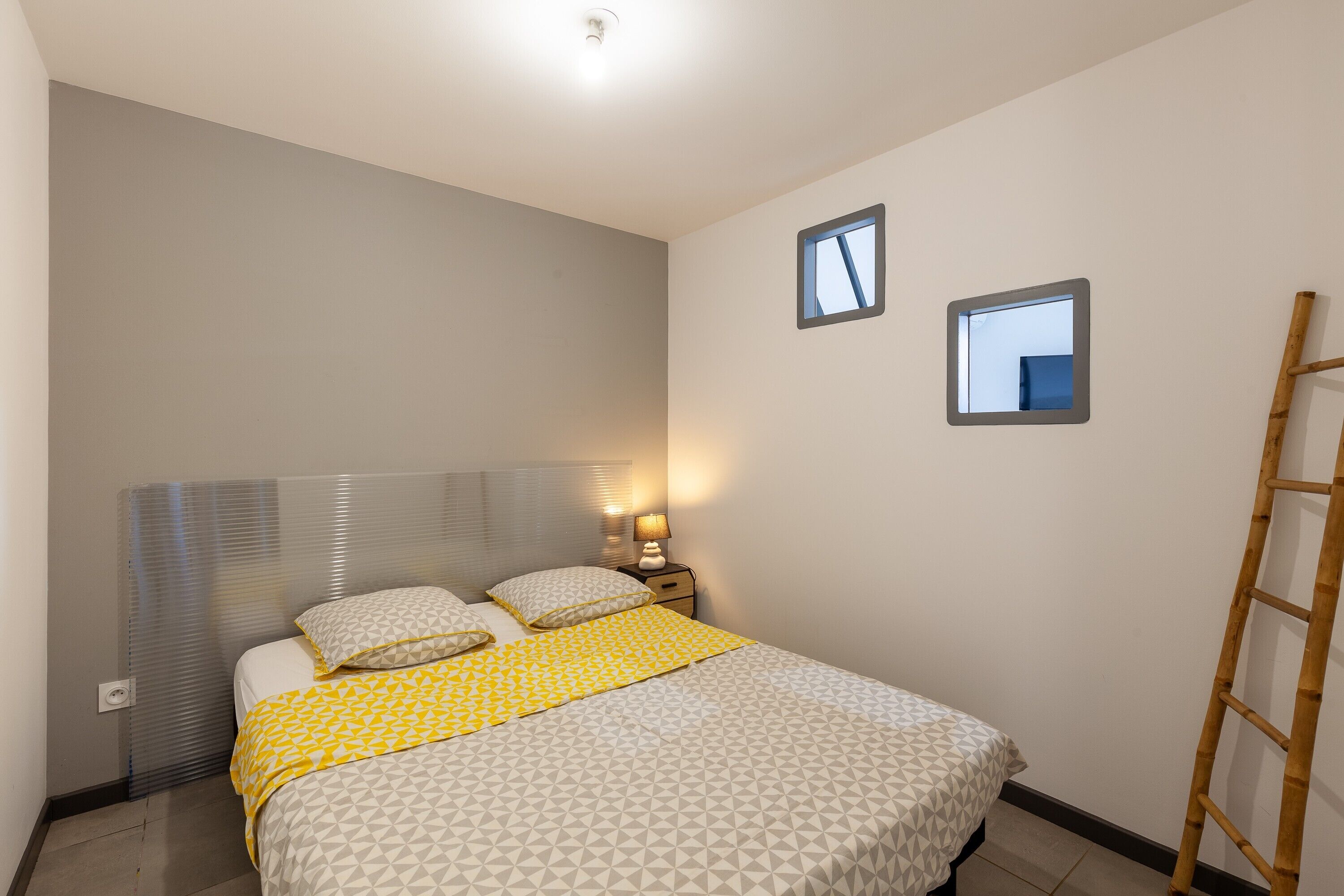 2 slaapkamers, een strijkplank/strijkijzer, beddengoed