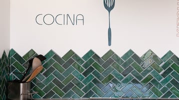 Frigorifero, microonde, forno, piano cottura