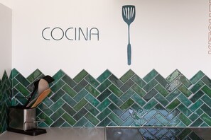 Kylskåp, mikrovågsugn, ugn och spishäll