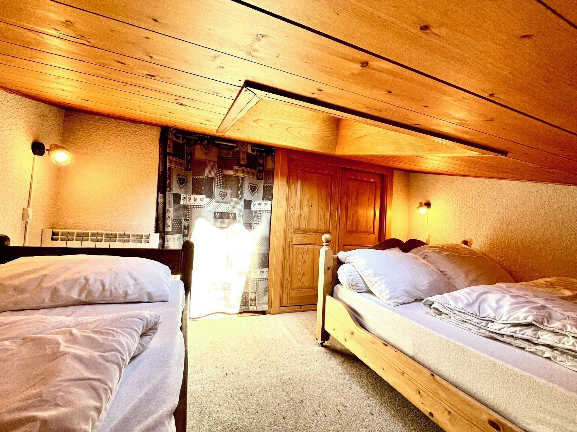 1 chambre, fer et planche à repasser