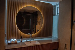Luxe kamer, 3 slaapkamers, keuken, uitzicht op tuin | Badkamer | Een douche, gratis toiletartikelen, pantoffels, handdoeken