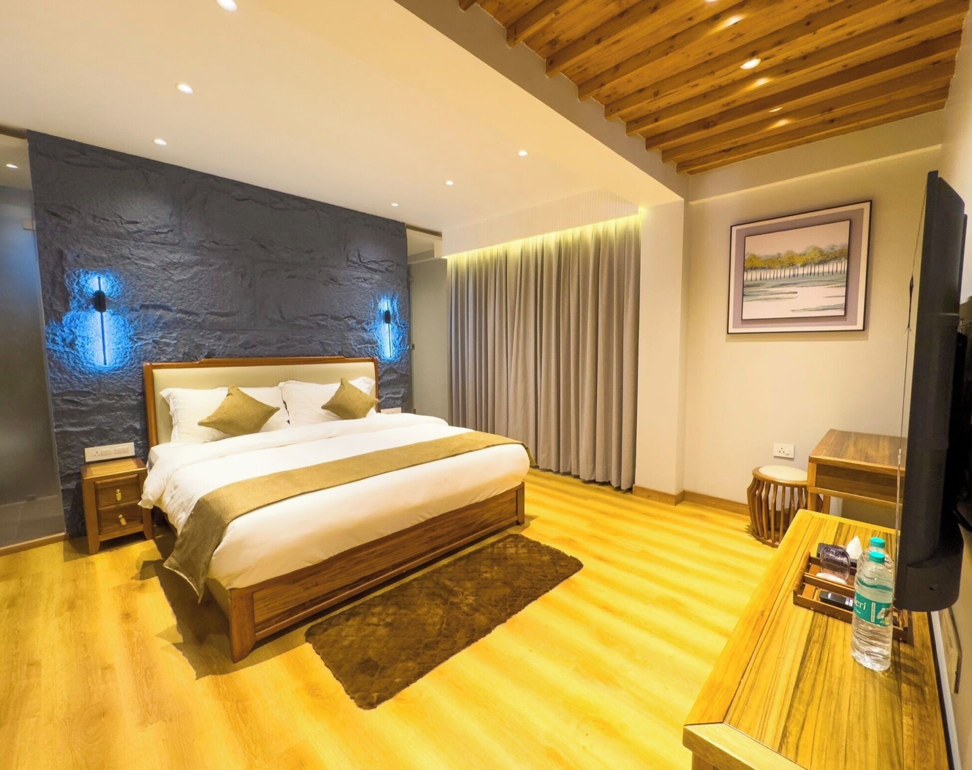 Laptop workspace, soundproofing, iron/ironing board, free WiFi