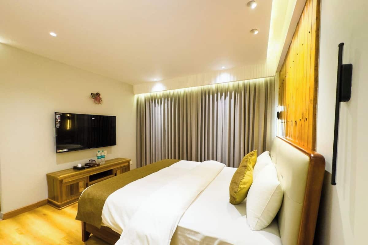 Luxury Room, 3 Bedrooms, Kitchen, Garden View | Laptop workspace, soundproofing, iron/ironing board, free WiFi