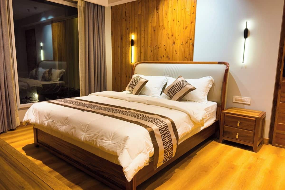 Luxury Room, 3 Bedrooms, Non Smoking, City View | Laptop workspace, soundproofing, iron/ironing board, free WiFi