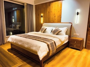 Luxury Room, 3 Bedrooms, Non Smoking, City View | Laptop workspace, soundproofing, iron/ironing board, free WiFi