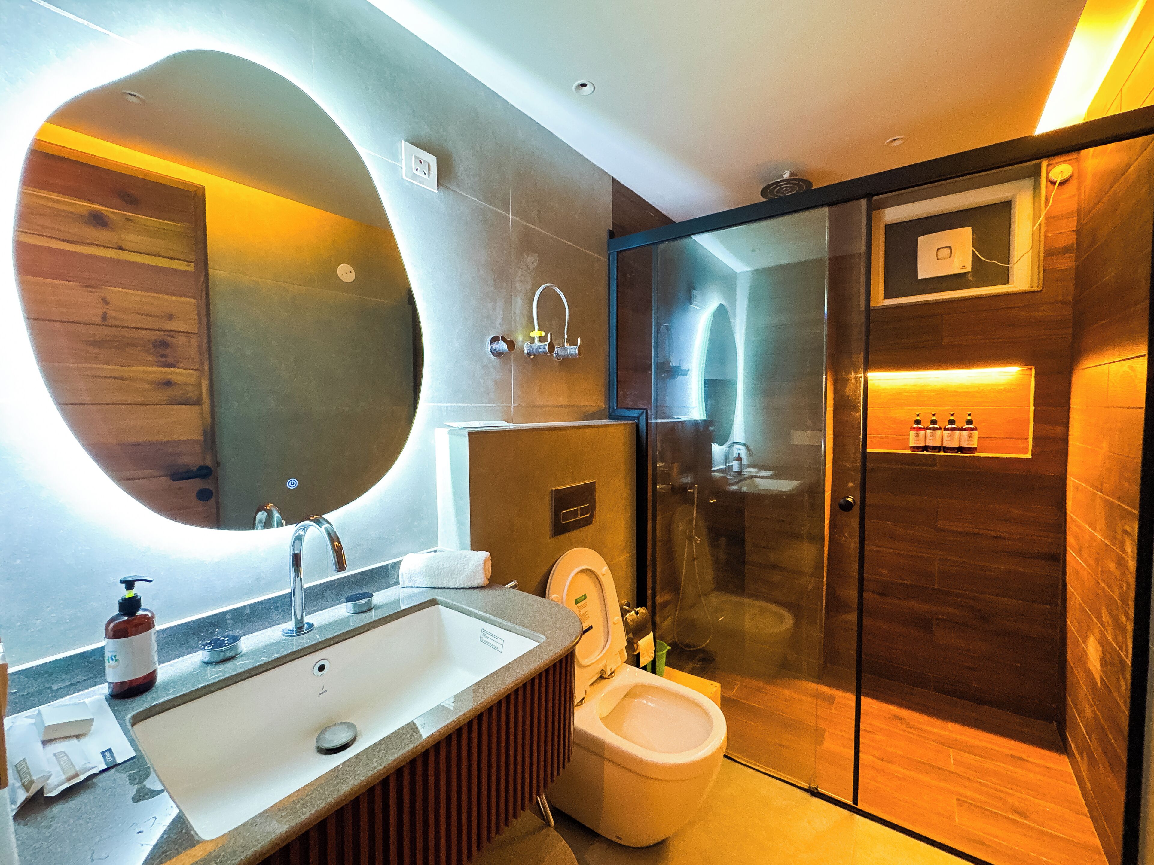 Luxury Room, 3 Bedrooms, Non Smoking, City View | Bathroom | Shower, free toiletries, slippers, towels