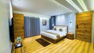 Laptop workspace, soundproofing, iron/ironing board, free WiFi