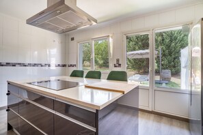 Een koffiezetapparaat/waterkoker, een koelkast, een magnetron, een oven