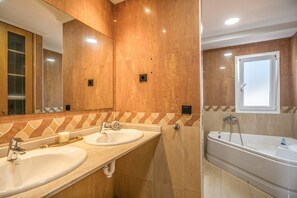 Douche, séchoir à cheveux, serviettes fournies