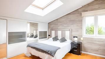 Tabla de planchar con plancha, wifi, ropa de cama