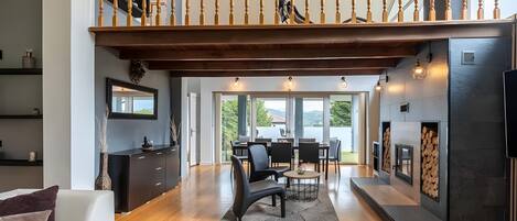 Una televisión, una chimenea, una mesa de tenis de mesa