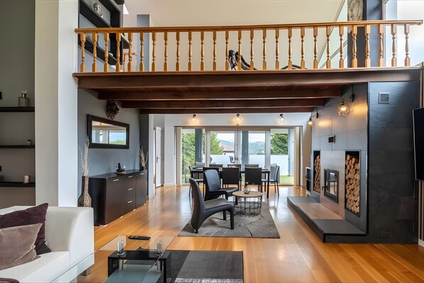 TV, fireplace, ping pong - Holiday Home 'Romeo' with Mountain Views, Private Pool and Wi-Fi (Oviedo)