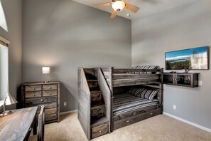 Skrivebord, strykejern/-brett og wi-fi (inkludert)