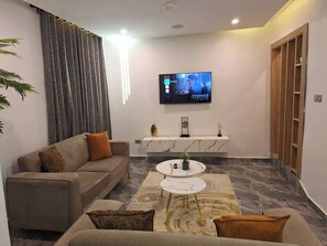 Deluxe-Apartment, Balkon, Stadtblick | Wohnbereich