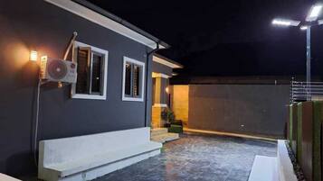 Mặt tiền nơi lưu trú - ban đêm