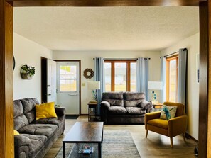 Living area - Centrally located, clean and comfortable home in Two Harbors! (Two Harbors)