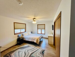 Room - Centrally located, clean and comfortable home in Two Harbors! (Two Harbors)