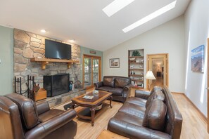 Een smart-tv, een open haard en een tafeltennistafel