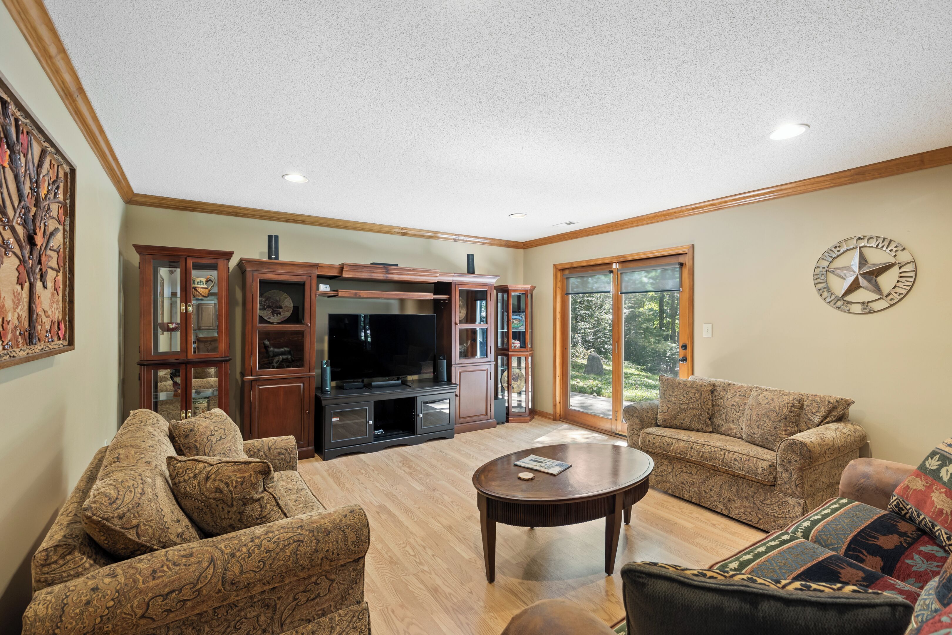 Smart TV, fireplace, table tennis