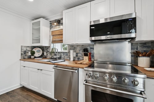 New luxury apartment in Seminole. Less than 5 minutes to Gulf beaches!