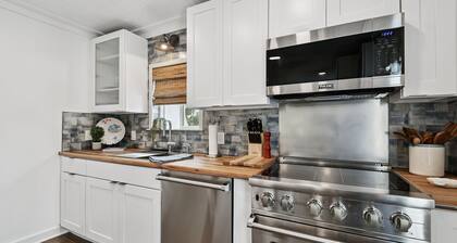 Only 5 minutes to the Gulf beaches! New luxury apartment in Seminole.