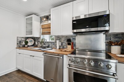 Only 5 minutes to the Gulf beaches! New luxury apartment in Seminole.