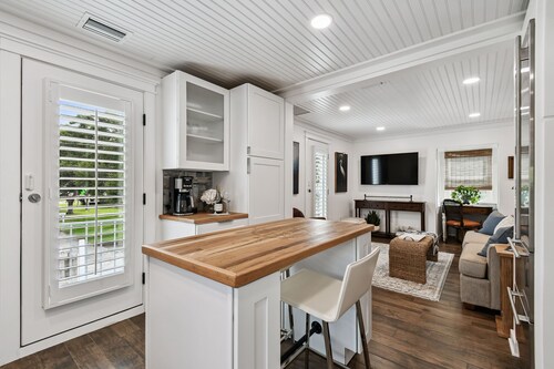 New luxury apartment in Seminole. Less than 5 minutes to Gulf beaches!