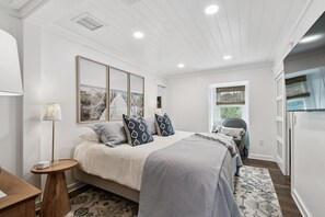 1 bedroom, desk, iron/ironing board, free WiFi - Only 5 minutes to the Gulf beaches! New luxury apartment in Seminole. (Seminole)
