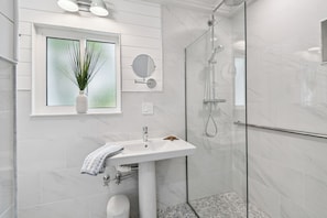 Douche, sĂšche-cheveux, serviettes fournies, savon