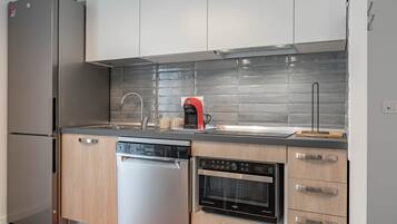 Réfrigérateur, micro-ondes, four, plaque de cuisson