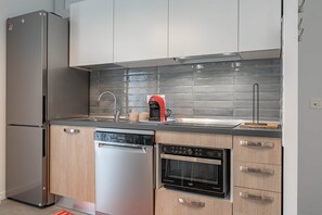 Kühlschrank, Mikrowelle, Ofen, Herdplatte