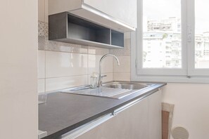 Een koelkast, een oven, een kookplaat, een vaatwasser