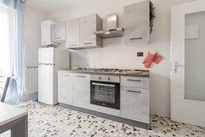 Kühlschrank, Ofen, Herdplatte, Kochgeschirr/Geschirr/Besteck