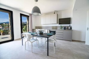 Fridge, microwave, dishwasher, cookware/dishes/utensils - AGAVE Ferdinando Regis Apartment (Sanremo)