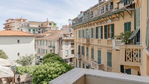 Eine Reihe traditioneller Gebäude im mediterranen Stil mit Balkonen und Fensterläden.