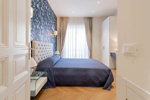 Desk, iron/ironing board, WiFi, bed sheets