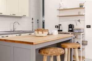 Kühlschrank, Mikrowelle, Herdplatte, Kochgeschirr/Geschirr/Besteck