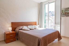 Silitysrauta/-lauta, Wi-Fi, vuodevaatteet