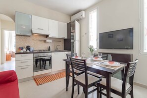 Fridge, oven, stovetop, cookware/dishes/utensils