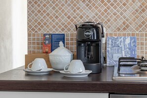 Jääkaappi, uuni, liesi, keittoastiat/astiat/ruokailuvälineet