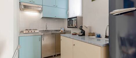 Fridge, microwave, stovetop, cookware/dishes/utensils